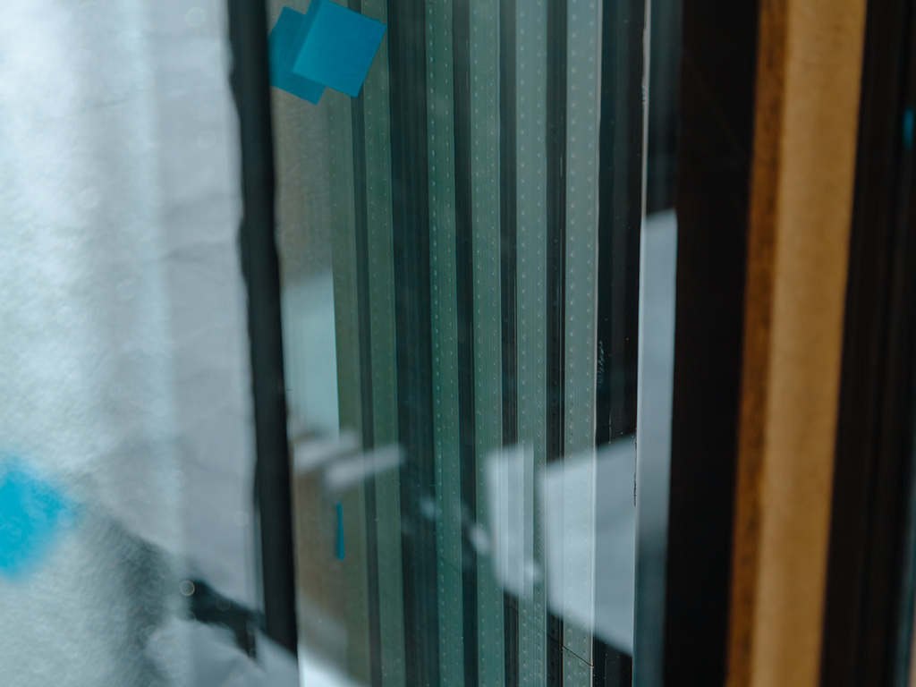 Detalle de cristal Guardian Glass ClimaGuard bajo emisivo instalado en ventana – mejora del aislamiento térmico y luminosidad natural, Dacsa Proline Yecla Murcia