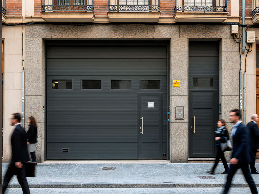 Fabricación e instalación de puertas de garaje con automatismos – Dacsa Proline, Yecla (Murcia)