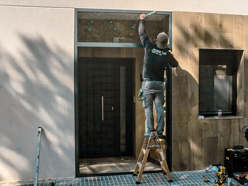 Puerta de aluminio GP40 y sistemas instalados por Dacsa Proline