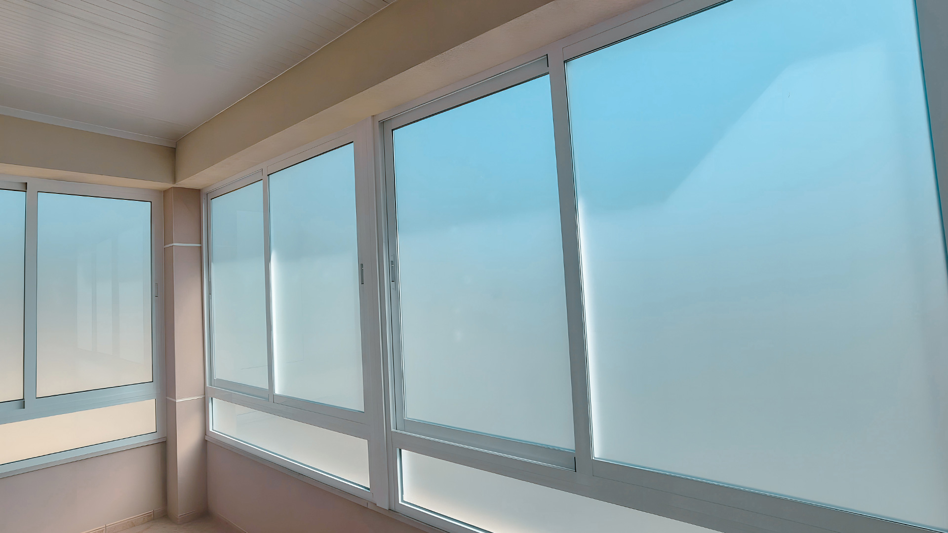 Ventanas y cerramientos fabricados por Dacsa Proline instalados en vivienda moderna en Yecla, Murcia.