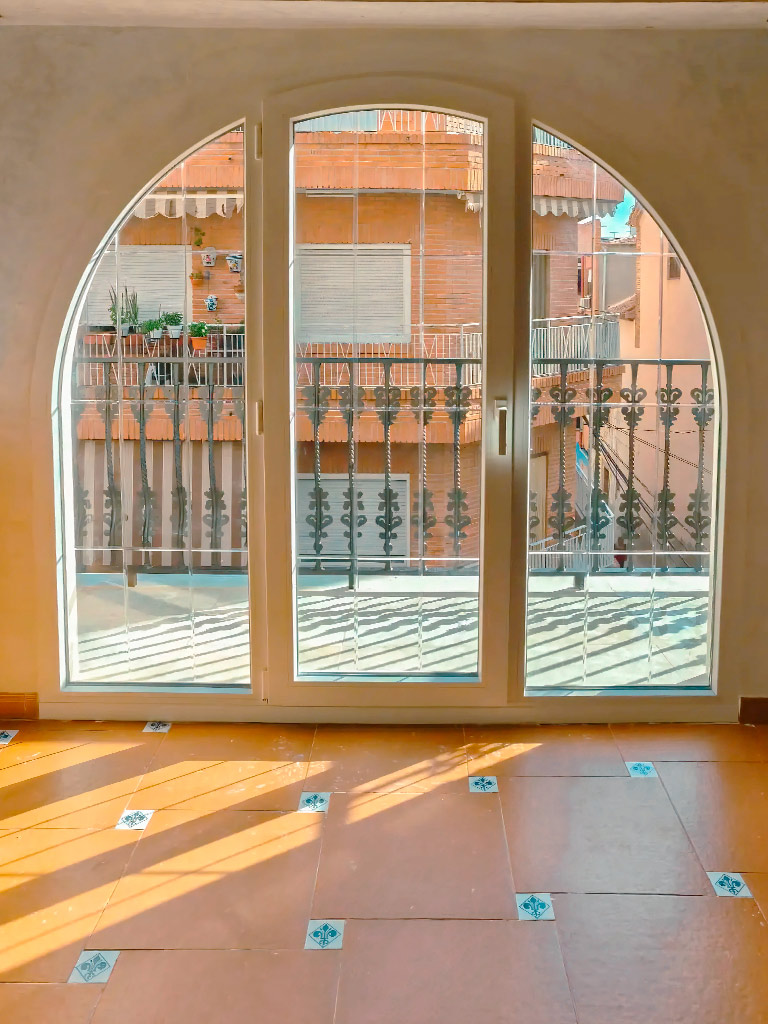 Ventanas de PVC VEKA instaladas por Dacsa Proline con acabado personalizado