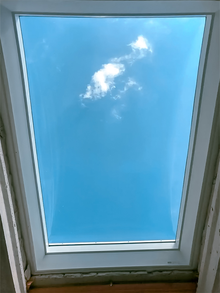 Ventana de tejado instalada por Dacsa Proline con acabado interior blanco en Murcia y Alicante